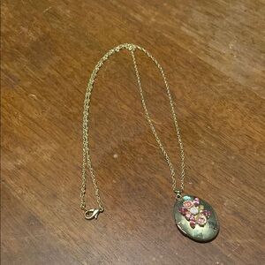 Elegant Gold Floral Pendant Necklace